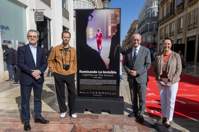 El fotógrafo Víctor Lafuente plasma lo que no se ve del Festival de Málaga en la exposición ‘Iluminando lo invisible’