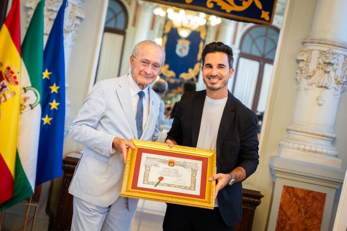 El Ayuntamiento recibe al escritor malagueño Javier Castillo, pregonero de la Feria de Málaga 2025