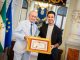 El Ayuntamiento recibe al escritor malagueño Javier Castillo, pregonero de la Feria de Málaga 2025