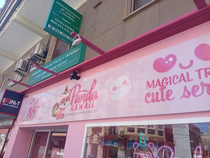 Abren una cafetería donde vivir un anime en Málaga